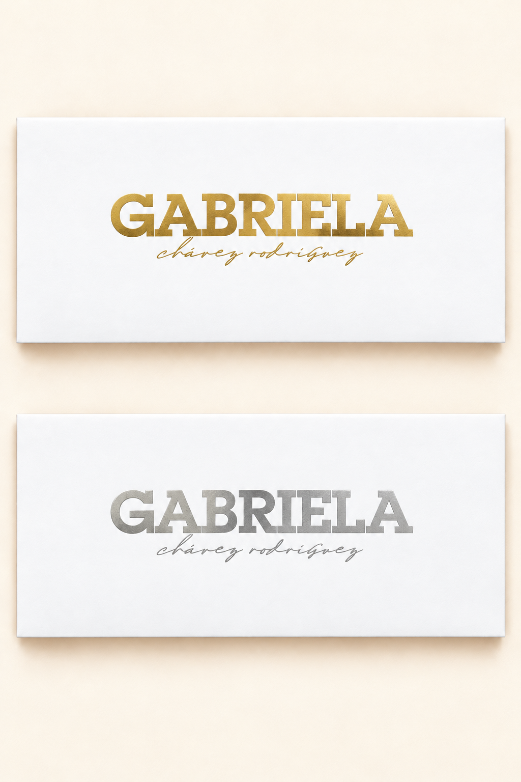 Sobres Gabriela serif dorado y plateado